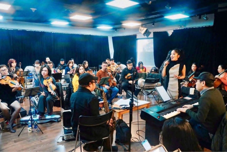 Các nghệ sĩ tập luyện cho chương trình “Về đây bốn cánh chim trời”. (Ảnh: FBNV)