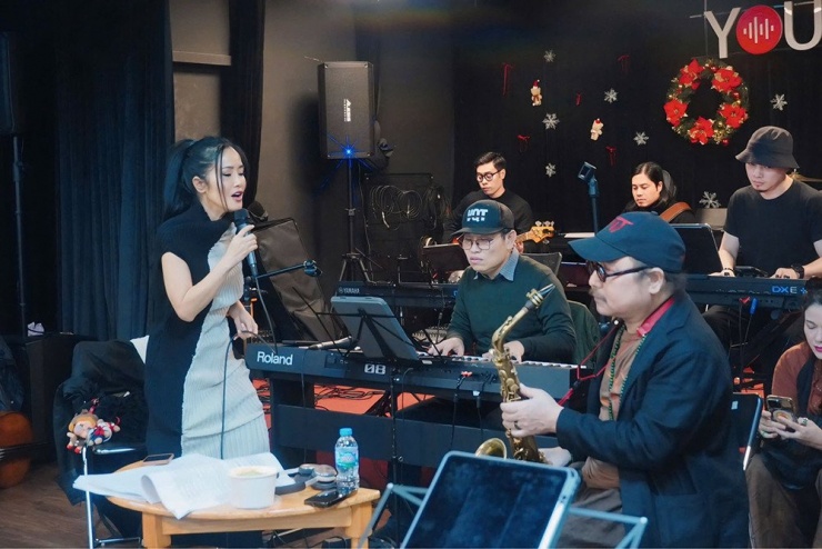 Ca sĩ Hồng Nhung tập luyện cùng nhạc sĩ Vũ Quang Trung và nghệ sĩ Trần Mạnh Tuấn.