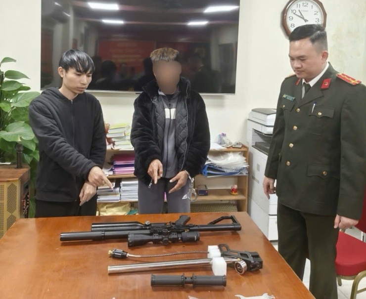 Nguyễn Hà Giang (ngoài cùng bên trái) và khẩu súng PCP tang vật.&nbsp;