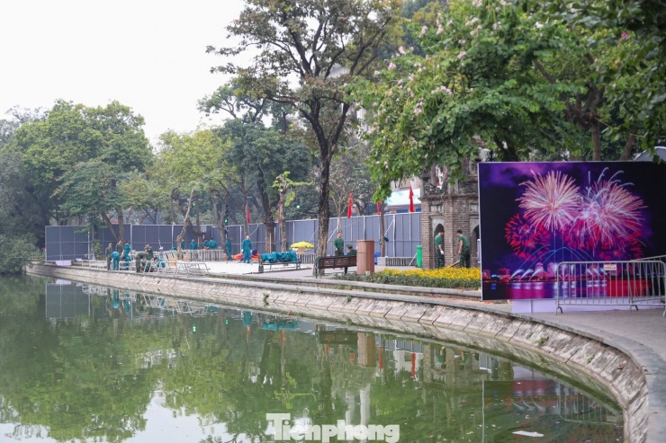 Ghi nhận của PV Tiền Phong, từ sáng sớm 30/12, công tác chuẩn bị tại các trận địa pháo hoa đang được gấp rút hoàn thiện, lực lượng chức năng thắt chặt an ninh xung quanh khu vực bắn pháo.