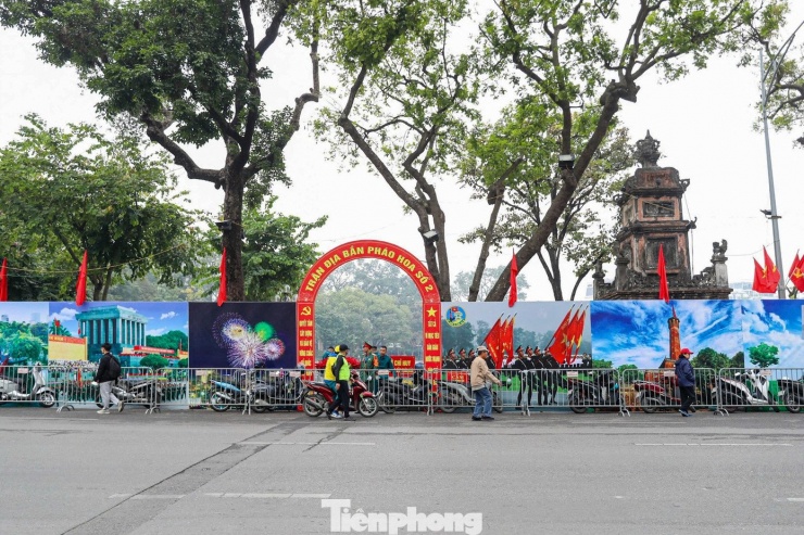 Theo kế hoạch của UBND TP Hà Nội, dịp Tết Dương lịch 2026, thành phố bắn pháo hoa 15 phút, từ 23h45 ngày 31/12/2025 đến 0h ngày 1/1/2026, tại 5 điểm (6 trận địa) thuộc các phường Hoàn Kiếm, Hai Bà Trưng, Từ Liêm, Tây Hồ và Hà Đông.