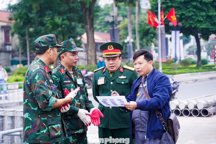 Chỉ đạo tại trận địa pháo hoa khu vực Tây Hồ, thượng tá Tống Huy Hoàng, Phó Chỉ huy trưởng Ban Chỉ huy Phòng thủ Khu vực 3 Hồng Hà, cho biết: “Sáng nay, đơn vị chúng tôi đã huy động hơn 60 cán bộ, chiến sĩ, phối hợp với Công an phường Tây Hồ, lực lượng dân quân tự vệ và dân quân cơ động triển khai lắp đặt hệ thống pháo hoa. Toàn bộ công tác được thực hiện đúng kế hoạch, tuân thủ nghiêm quy trình an toàn”.