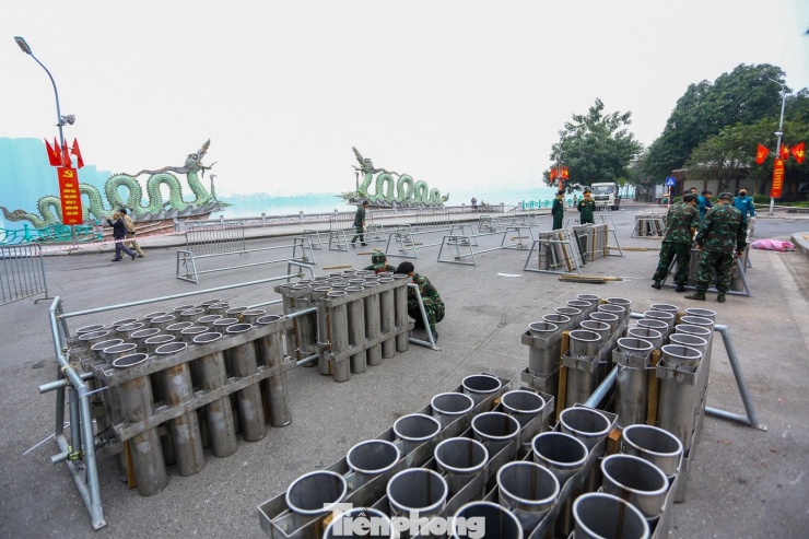 Tại điểm bắn khu vực Hồ Tây, các chiến sĩ Bộ Tư lệnh Thủ đô đang tất bật lắp đặt, kiểm tra kỹ lưỡng từng giàn pháo để sẵn sàng cho bữa tiệc ánh sáng đêm giao thừa.