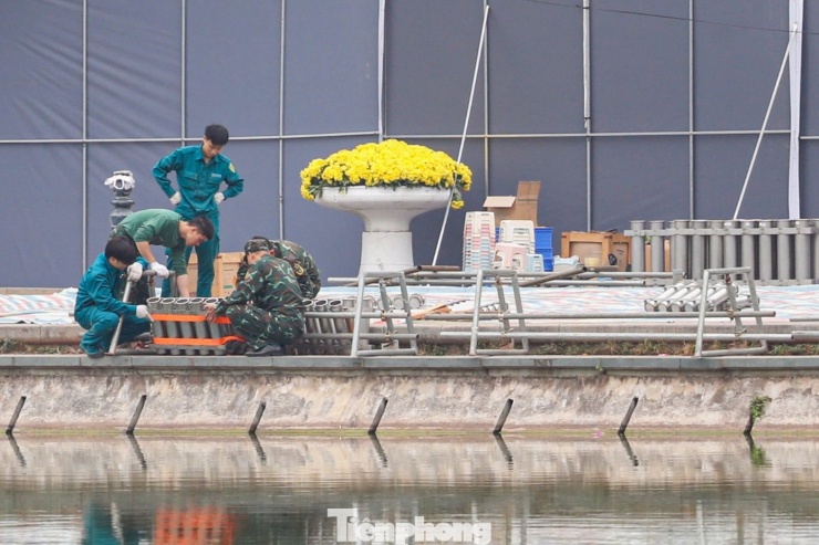 Theo kế hoạch, khu vực hồ Hoàn Kiếm bố trí hai trận địa pháo hoa, đặt tại khu vực trước trụ sở Tòa soạn Báo Hà Nội Mới và trước Bưu điện Hà Nội.