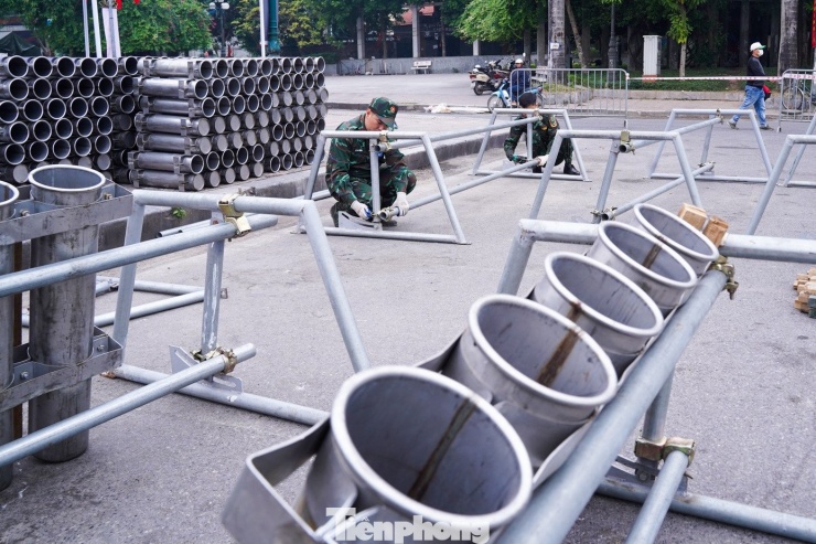 Các giàn pháo hoa được lắp đặt cố định, sẵn sàng đưa pháo vào ống phóng.