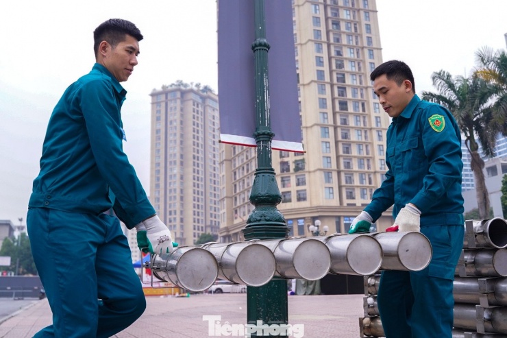 Lực lượng dân quân tự vệ được huy động tham gia làm nhiệm vụ vận chuyển, lắp ráp các thành phần bắn pháo hoa.