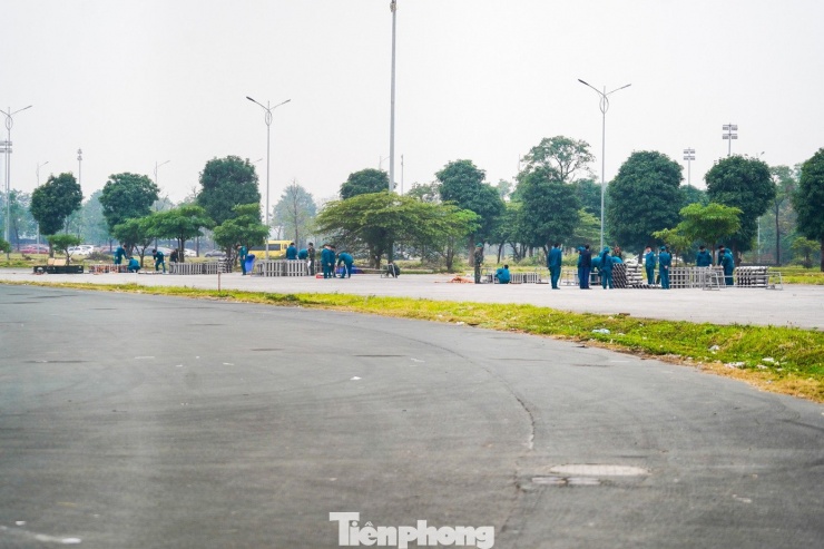 Tại khu vực sân F1 (gần Sân vận động Mỹ Đình), công tác lắp đặt giàn pháo cũng đang được khẩn trương triển khai. Theo kế hoạch, thành phố tổ chức bắn pháo hoa tại 6 trận địa, gồm 4.000 quả pháo hoa tầm cao và 360 giàn pháo hoa tầm thấp.