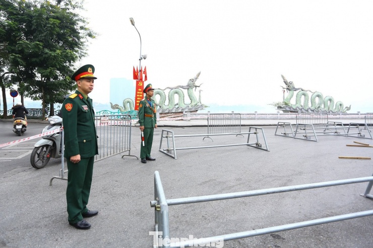 Lực lượng an ninh được tăng cường, thắt chặt tại các điểm lắp đặt trận địa pháo hoa, bảo đảm an toàn tuyệt đối trong suốt quá trình thi công và chuẩn bị.