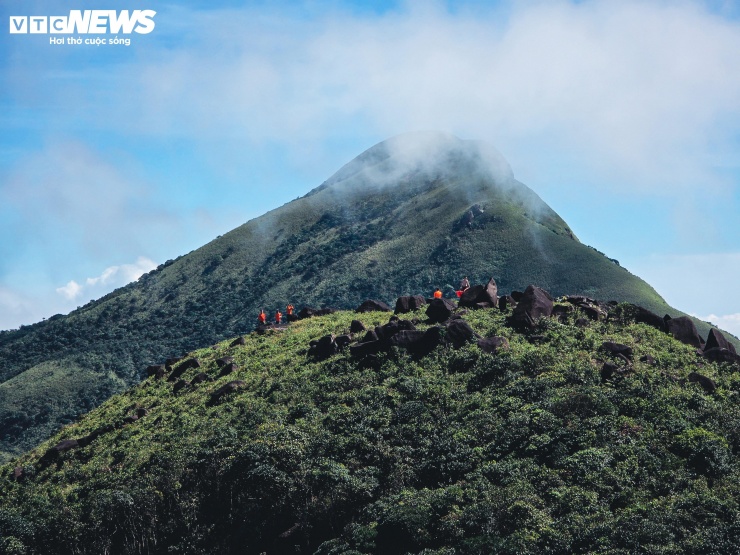 Theo người dân địa phương, cái tên Voi Mẹp bắt nguồn từ hình dáng dãy núi, nhìn từ xa như một chú voi khổng lồ đang nằm nghỉ giữa rừng già.