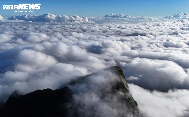 Đặt chân lên đỉnh Voi Mẹp, du khách sẽ được chiêm ngưỡng cảnh biển mây cuồn cuộn như sóng, che lấp cả núi rừng phía dưới. Từ đây, du khách cảm nhận như có thể "chạm tay vào mây trời’. Nơi đây suốt bốn mùa sương giăng, mây phủ nên “săn mây” trên đỉnh Voi Mẹp hứa hẹn sẽ là một trải nghiệm độc đáo, khó quên.