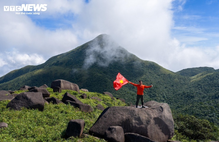 "Những dấu tích chiến tranh nằm lại giữa đại ngàn mang đến cho tôi một cảm giác trầm mặc, khác biệt. Dọc đường đi, hoa rừng khoe sắc, tiếng chim vọng lại khiến hành trình trở thành chuyến khám phá thế giới hoang dã đầy mê hoặc...", một du khách từng thám hiểm Voi Mẹp chia sẻ.