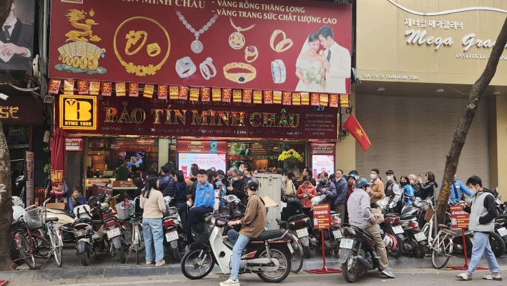 Dòng người xếp hàng mua vàng "vây kín" cơ sở Bảo Tín Minh Châu (29 Trần Nhân Tông, Hà Nội) trong sáng ngày 30/12. Ảnh: Thái Nguyễn