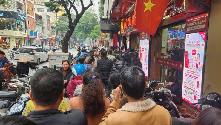 Do tình hình người mua xếp hàng ngày càng dài, cửa hàng phải dừng bán ra dù chưa hết nửa ngày 30/12.&nbsp;Ảnh: Thái Nguyễn