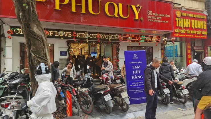 Tình cảnh người mua ồ ạt kéo đến cũng diễn ra tại cửa hàng Phú Quý.&nbsp;Ảnh: Thái Nguyễn
