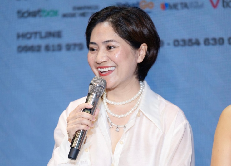 Bà Nguyễn Thị Thu Hà - đại diện đơn vị sản xuất Về đây bốn cánh chim trời.