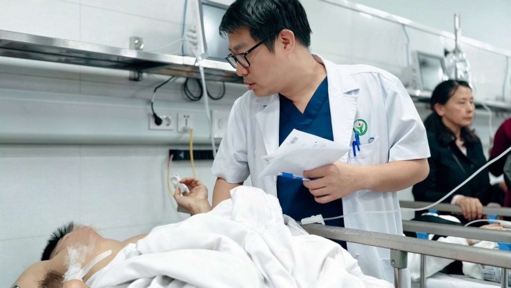 Hình ảnh người mẫu Lý Công Chiều lúc mới được đưa vào cấp cứu ở Bệnh viện Việt Đức. Ảnh: BVVĐ