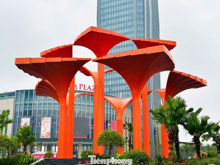 Công trình gồm 10 trụ với 10 hệ thống móng độc lập, mỗi móng sử dụng 6 cọc nhằm chống lún.