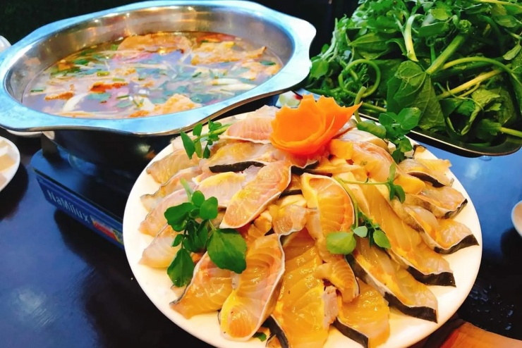 Nước lẩu ngọt thanh từ xương cá, quyện với vị béo của da và sụn, tạo nên món ăn vừa sang trọng vừa gần gũi với khẩu vị người Việt.