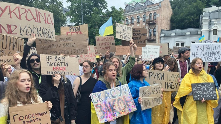 Hàng trăm người biểu tình tập trung tại Kiev ngày thứ 7 liên tiếp, yêu cầu Tổng thống Ukraine Volodymyr Zelensky đảo ngược các cải cách được cho là làm suy yếu các cơ quan chống tham nhũng hàng đầu của Ukraine và đe dọa tính minh bạch dân chủ vào ngày 30 tháng 7 năm 2025. (Ảnh của Sergii Kostezh/Kyiv Post)