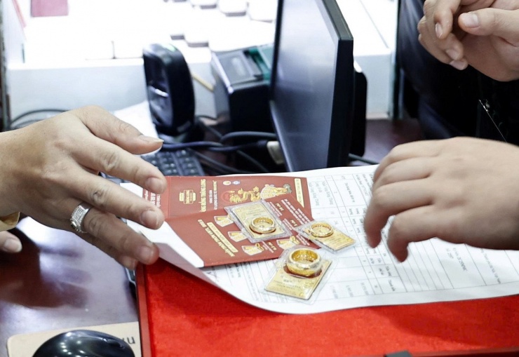 Giá vàng trong nước giảm mạnh theo giá vàng thế giới (ảnh: Như Ý).