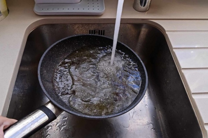 Vì sao không nên rửa chảo chống dính ngay sau khi xào rán?