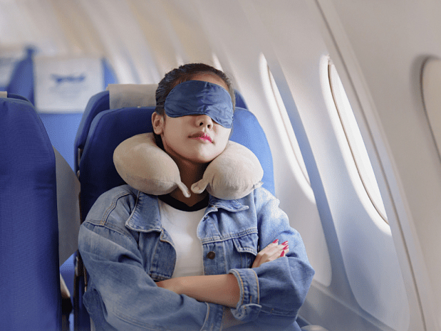 Chuyên gia chỉ cách ngủ ngồi thoải mái trên máy bay