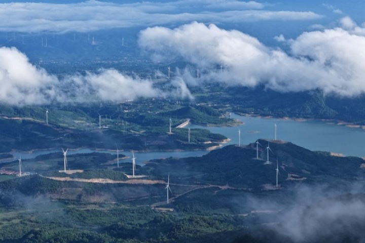 'Săn mây', ngắm cảnh đẹp hoang sơ trên 'nóc nhà' Quảng Trị ở dãy Trường Sơn