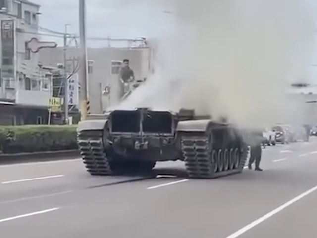Xe tăng bốc khói mù mịt giữa đường phố Đài Loan
