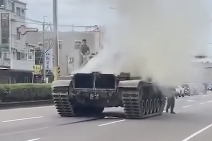 Xe tăng bốc khói mù mịt giữa đường phố Đài Loan