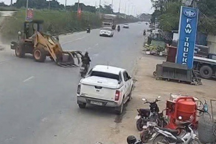 VIDEO: Cô gái 19 tuổi bị máy múc tông trọng thương