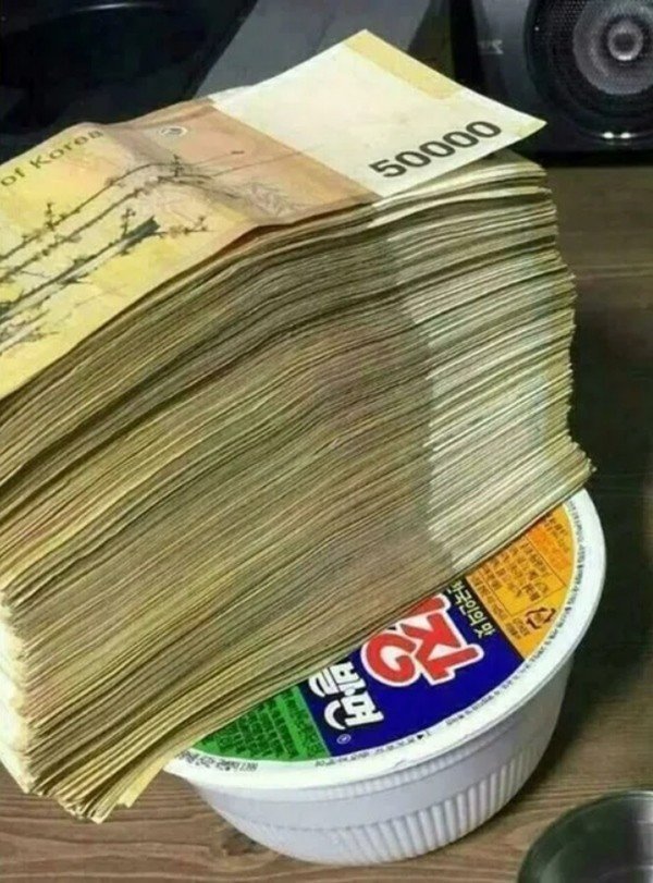 "Nghèo đến mức chỉ có thể ăn mì" được khoe trên mạng thế này đây. Ảnh: Jongwoan Kim. 