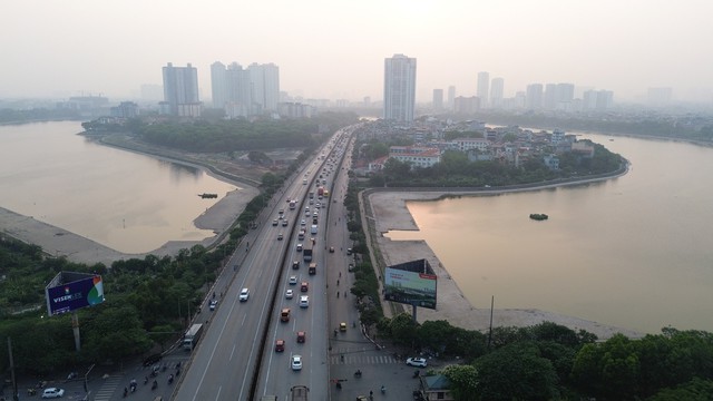 Phục vụ nhu cầu đi lại của người dân dịp Tết Dương lịch 2026, Hà Nội tổ chức phân luồng giao thông trên nhiều tuyến trọng điểm nhằm giảm áp lực ùn tắc tại các cửa ngõ.