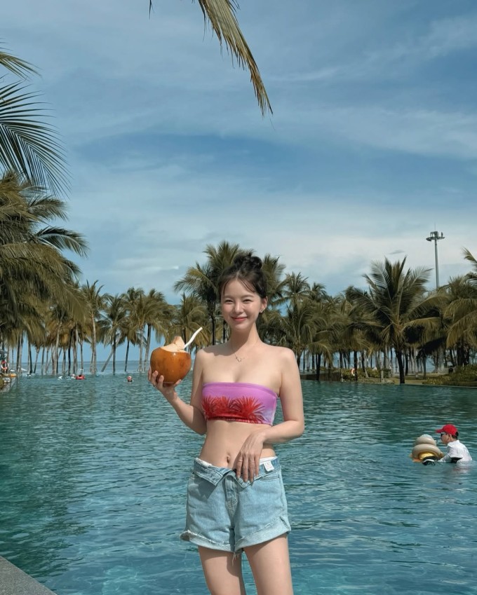 Haneulina nổi tiếng tại Hàn Quốc từ năm 2018 nhờ ngoại hình trong trẻo và phong cách gợi cảm, được mệnh danh là 'thiên thần nội y' xứ Hàn.