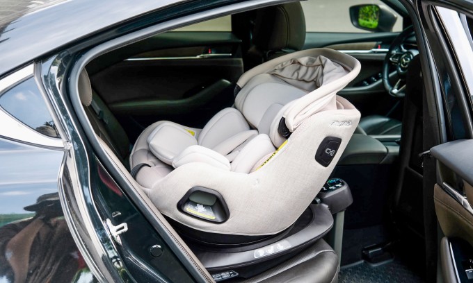 Ghế trẻ em lắp trên ghế sau ôtô. Ảnh: Hồ Tân
