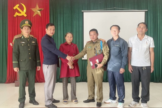 Công an tỉnh Sạ Vẳn Na Khệt (Lào) bàn giao Nguyễn Thị Bé cho Công an Việt Nam. Ảnh: Công an tỉnh Quảng Trị