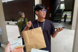 Chàng trai đi quanh trường đại học tặng kẹo cho người lạ chỉ vì một lý do