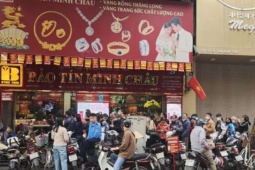 Giá vàng hôm nay mới nhất (30/12) lại "sập mạnh": Người mua xếp hàng ngày càng đông, nhà vàng dừng bán