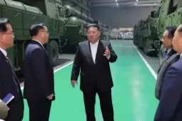 Chủ tịch Triều Tiên Kim Jong Un ca ngợi sự lợi hại của hệ thống tên lửa đa nòng mới