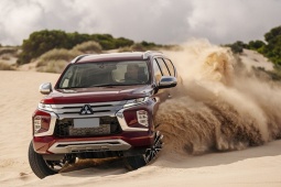 Giá xe Mitsubishi Pajero Sport cập nhật tháng 12/2025