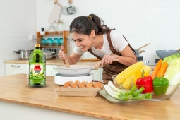 Với công thức kết hợp dầu ô-liu nguyên chất và dầu gạo lứt, loại dầu mới này giúp nâng tầm gian bếp