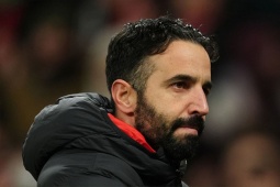 Amorim thừa nhận MU đổi sơ đồ 3 trung vệ, nói Fernandes muốn tranh ghế HLV