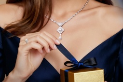 Tặng gì cho vợ? Gợi ý món quà cùng nàng tỏa sáng mùa lễ hội cuối năm