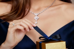 Tặng gì cho vợ? Gợi ý món quà cùng nàng tỏa sáng mùa lễ hội cuối năm