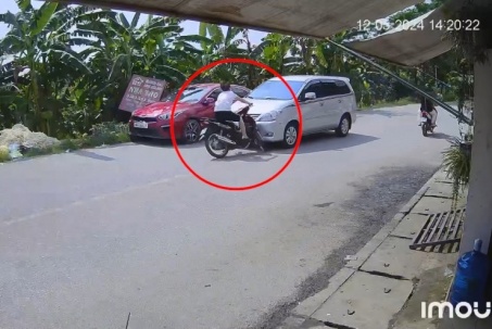Clip: Không hẹn mà gặp, xe máy liên tục gặp nạn ngay trước cửa hàng sửa xe