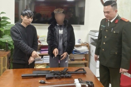 Đang đi  " ship "  khẩu súng PCP mua trên mạng thì bị bắt