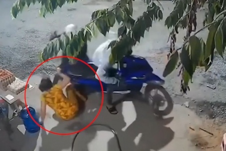 Clip: Pha cướp điện thoại "đi vào lòng đất", hai thanh niên bỏ xe chạy thoát thân