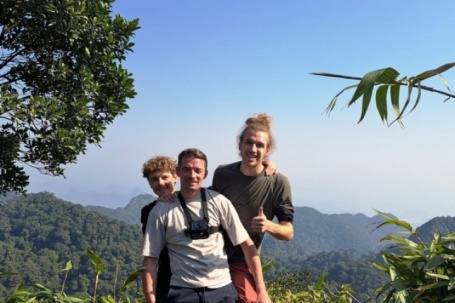 Du khách băng rừng vượt suối 5 tiếng, vỡ òa trước cảnh trên 'nóc nhà' Cúc Phương