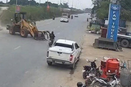 VIDEO: Cô gái 19 tuổi bị máy múc tông trọng thương
