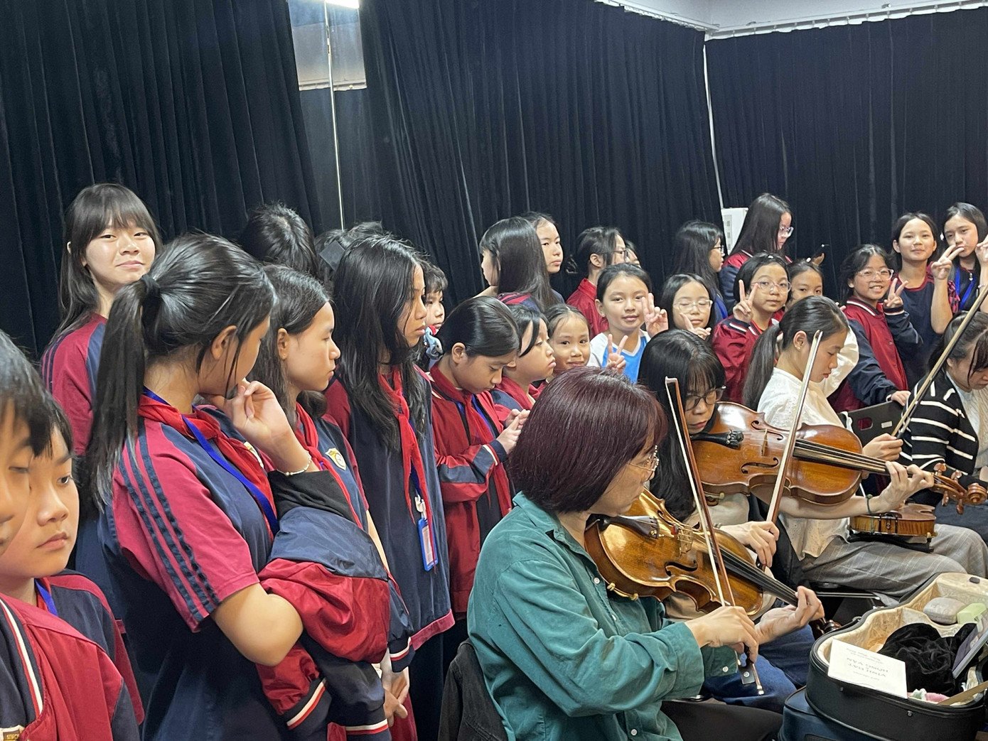 Dàn hợp xướng gồm hơn 50 em học sinh Trường Nguyễn Bỉnh Khiêm tại The Legend Live Concert Về đây bốn cánh chim trời hụt hẫng, sốc khi bị hoãn show. Ảnh: NVCC.