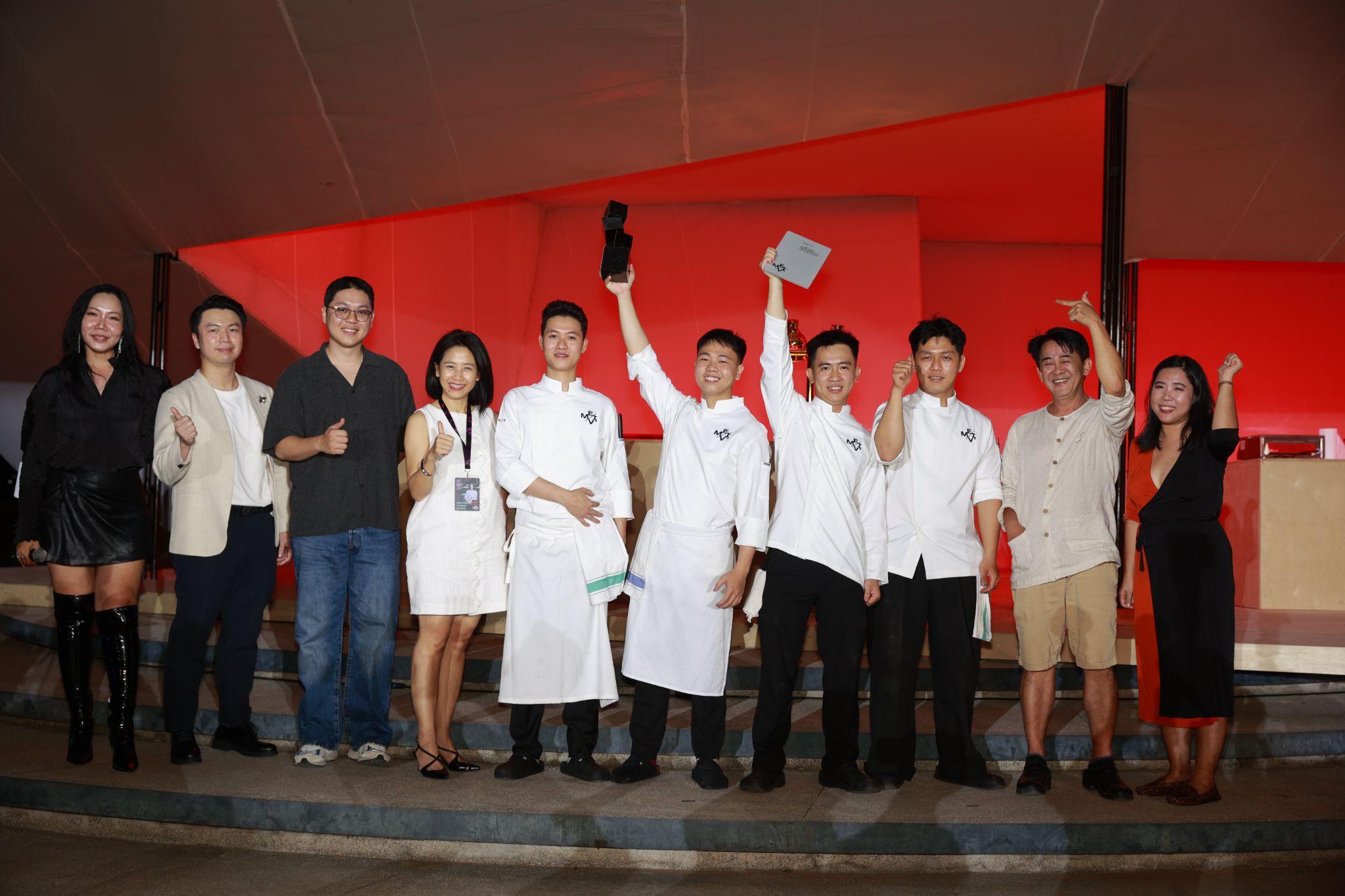 Đặc biệt, những màn trình diễn nấu nướng điệu nghệ của các đầu bếp trẻ tại VỊ Battle® đã giữ chân nhiều thực khách, biến nơi đây thành một lễ hội “không khoảng lặng” từ sáng đến khuya.